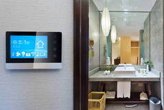 智能屏幕，配有智能家居和现代化浴室