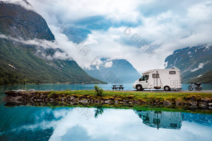 家庭度假旅行房车，在车房的假期旅行