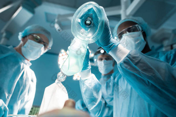 非洲裔美国人麻醉在手术室内持有<strong>氧气</strong>面罩的底部视图