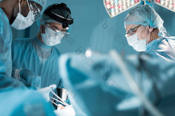 多文化外科医生在手术室手术病人中的作用
