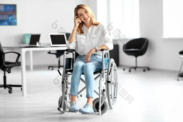 在轮椅上的年轻女子  