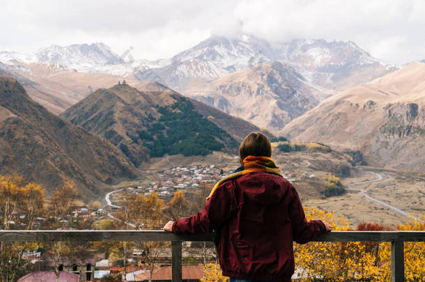 一个年轻的女孩旅行, 欣赏高山和干净的空气的看法