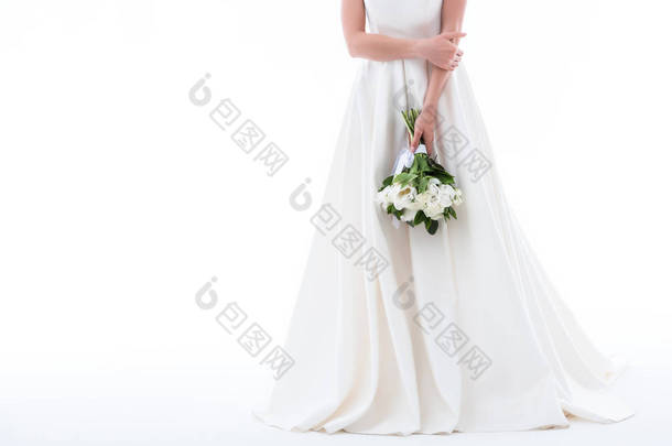 在婚纱礼服的优雅女孩的裁剪视图与花束, 孤立的白色