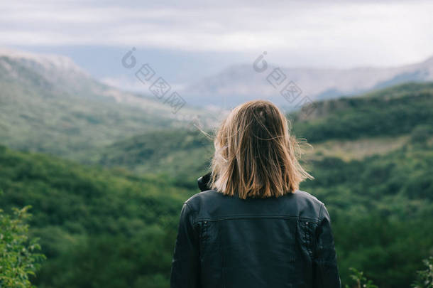 看风景的妇女的后方看法