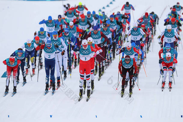 平昌, 韩国-2018年2月11日: 群众开始在男子 15km + 15km Skiathlon 在2018<strong>冬季奥运会</strong>阿柏斯越野中心