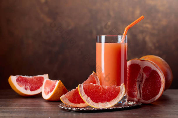 新鲜葡萄柚汁和切水果 .