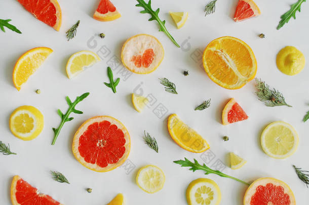 五颜六色的食物样式由果子制成: 柠檬, 橙, 柚子并且 rucola。厨房<strong>平躺</strong>, 顶部视图.