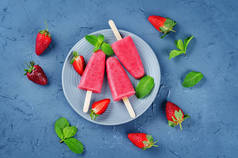 薄荷和草莓草莓香蕉冰淇淋
