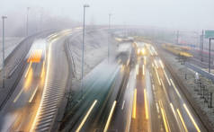 早晨, 密集的交通在城市路通途在困难的路情况, 雾和黑暗