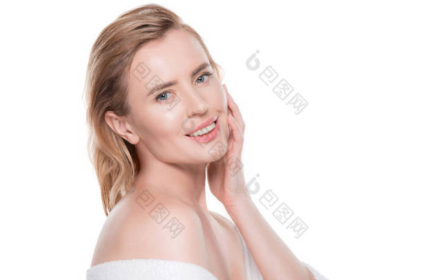 清洁皮肤的妇女触摸自己的脸上孤立的白色
