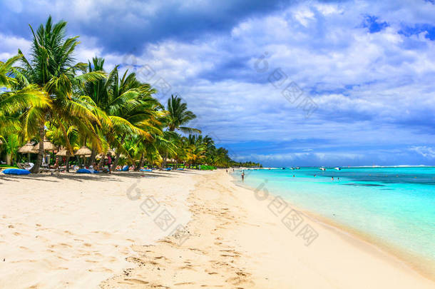 异国风情的毛里求斯岛白色沙滩