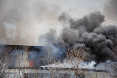 燃烧火焰和黑烟的工业建筑