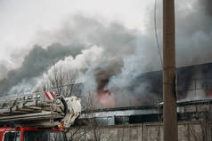 在工业仓库或工厂失火, 大量的烟雾和火焰