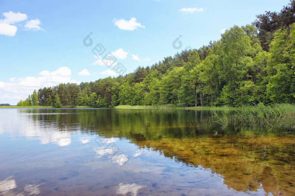 美丽的风景与非常清澈的湖水