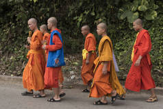 老挝的琅勃拉邦走在路上的僧侣群