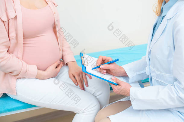 妇产科妇科医生咨询孕妇在诊所的裁剪拍摄
