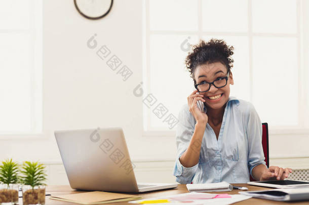 业务洽谈，咨询通过电话在办公室的女人