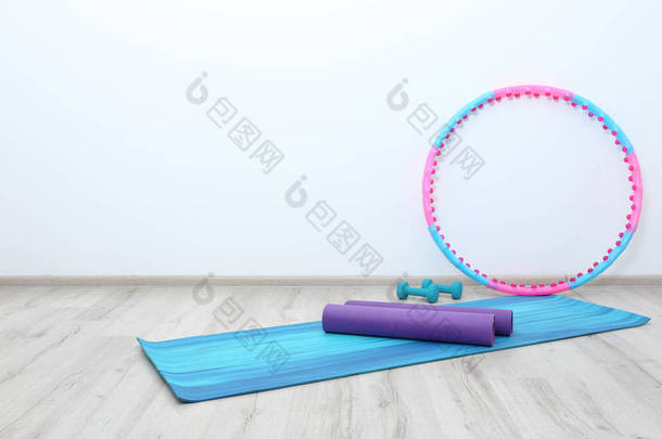 理疗健身房的呼啦圈、瑜伽垫和哑铃