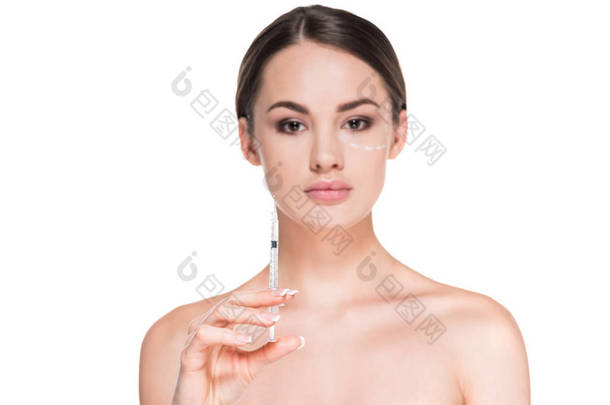 美丽的年轻女子用虚线画在脸上为整形外科持有注射器隔离在白色