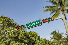 著名的街头海洋路牌在迈阿密南海滩开车