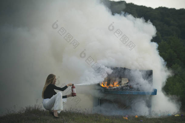 火和烟雾的垃圾仪器。火和白色烟雾在燃烧钢琴和女孩消防员.