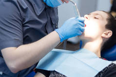 一位在牙科诊所接受牙医接待的年轻人。牙科治疗.