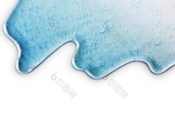 白色背景下<strong>清澈</strong>蓝水中氧气气泡的近观