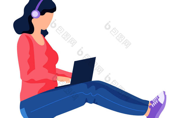带耳机的女孩坐在电脑前。女自由职业者在笔记本电脑上工作或学习