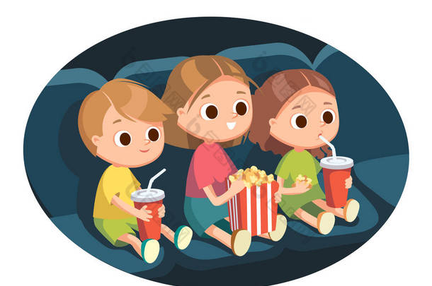 孩子们凝视着,凝视着银幕,惊讶地看着惊心动魄的电影.电影院里的爆米花小孩看电影和吃爆米花的小孩。与朋友共度时光.