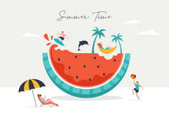夏天的场景，一群人在一个巨大的西瓜周围玩乐，冲浪，在游泳池里游泳，喝冷饮，在海滩上玩耍