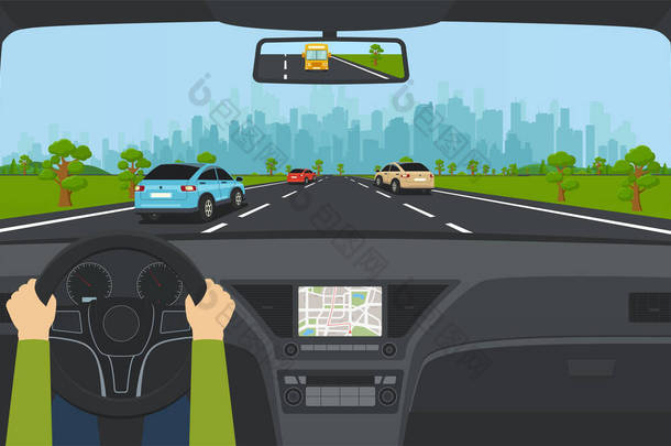 城市交通高速公路上的汽车仪表板和全景现代城市与摩天大楼和郊区的背景山，丘陵。有车通往城市的道路.