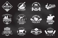 一套带有奶牛、牛肉、鸡肉的肉铺徽章或标签.。老式排版标志设计与奶牛，鸡轮廓。肉店、市场、餐馆业务.