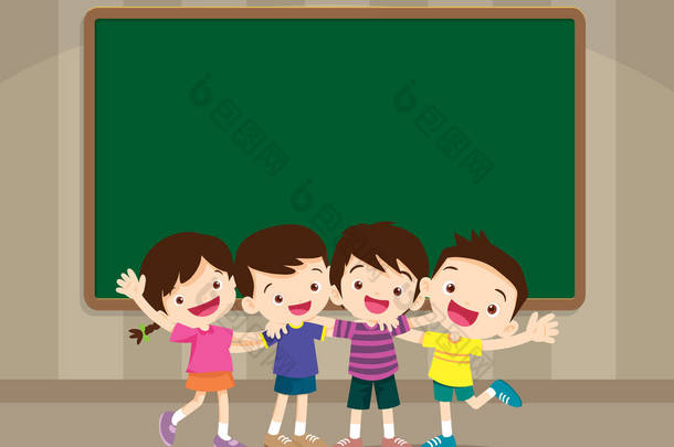 快乐的微笑的学生抱着朋友站在<strong>黑板</strong>前。儿童团体站在拥抱。四个学生男孩和女孩是愉快的