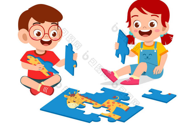 快乐可爱的小男孩和小女孩玩拼图游戏