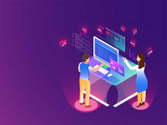 在具有不同编码语言标志的桌面上工作的小型开发人员, 在有光泽的紫色背景上, 为 web 开发概念.