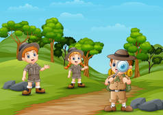 快乐探险家孩子在通往森林的道路上