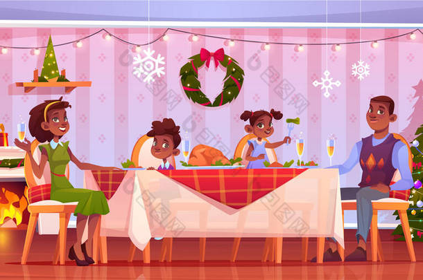 <strong>圣诞大餐</strong>快乐的一家人坐在节日桌旁