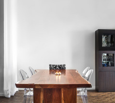 现代和当代的饭厅桌子和装饰.