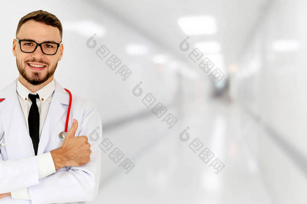 在医院工作的年轻男医生。医疗及医护人员服务.