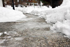 人行道上危险的黑冰一条冰天雪地的平坦小径