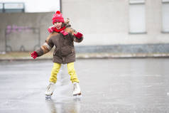 冬天，小男孩在冰上滑冰，真有趣.