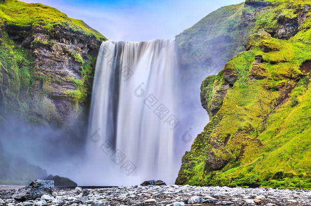 <strong>长</strong>时间<strong>曝光</strong>的黄昏在冰岛著名斯科加瀑布瀑布