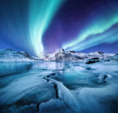 挪威Lofoten岛Aurora Borealis 。 没有光，没有高山，没有冰冻的海洋。 冬天的风景在夜间. 挪威旅行-形象