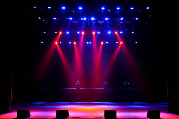 免费舞台与灯光, 照明设备。<strong>夜场</strong>表演.