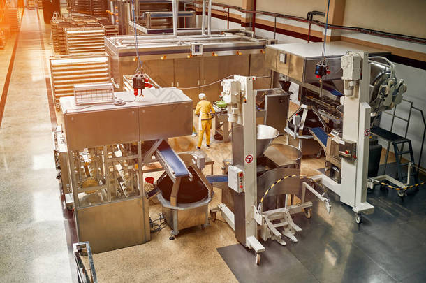 <strong>面包</strong>烘焙食品制造厂。食品加工厂、生产线的现代化。装配线上烘焙产品的工业生产.食品制造厂的技术和机械.