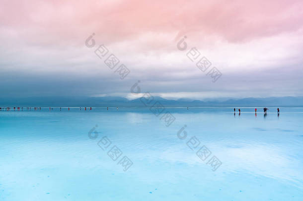中国青海的卡卡盐湖，中国青海的察卡盐湖。青海的查卡盐湖充满了奇幻的风景