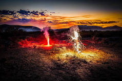7月4日在TX的埃尔帕索附近的沙漠举行的焰火表演.
