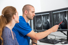 放射科医生其它辅导病人使用从层析或 Mri 图像