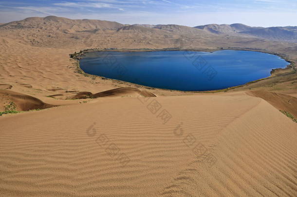 全景努尔图湖- -巴丹贾兰沙漠中最大的湖，有1 '45 km2-和东部的大型湖泊，从420 m.high of its Western megadune在朦胧稀少的蓝<strong>天下</strong>俯瞰。内蒙古-<strong>中国</strong>