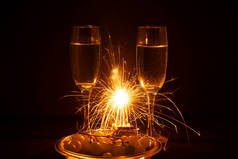 葡萄放在盘子里，准备和香槟酒一起吃，以庆祝新年
